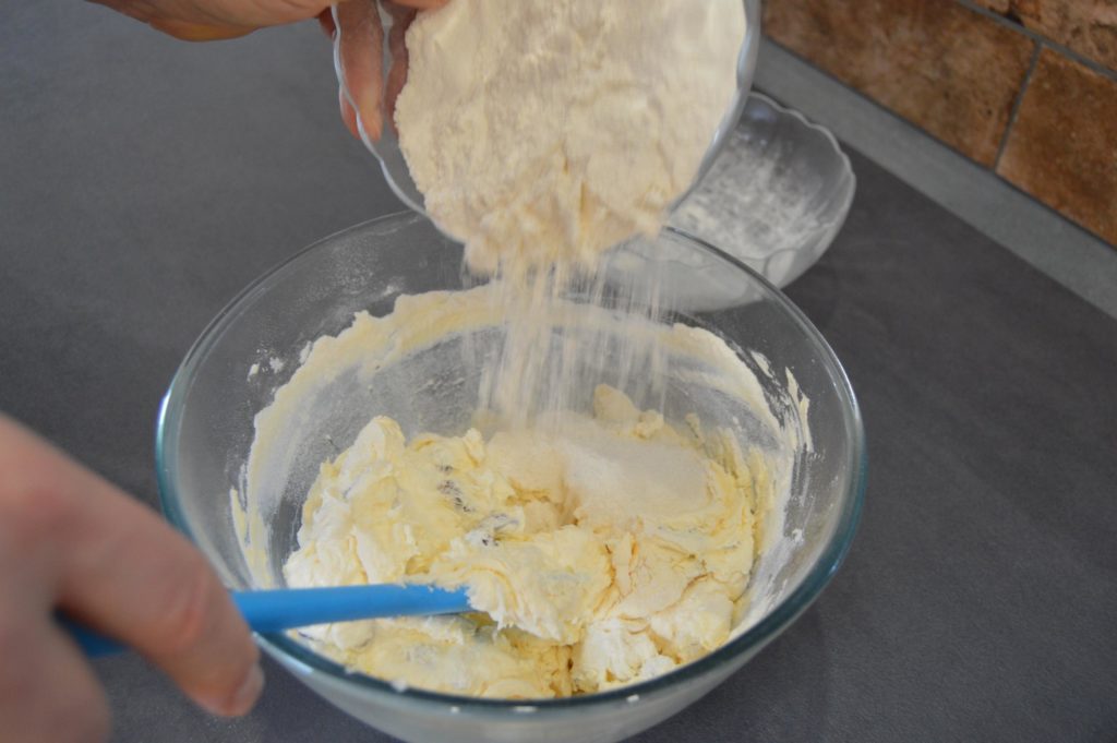 Přimíchání prosáté mouky s kypřícím práškem do máslové části biskupských chlebíčků